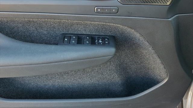 2023 Volvo XC40 B5 Plus Bright Theme
