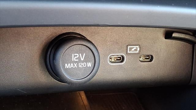 2023 Volvo XC40 B5 Plus Bright Theme