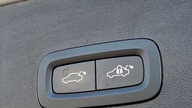 2023 Volvo XC40 B5 Plus Bright Theme