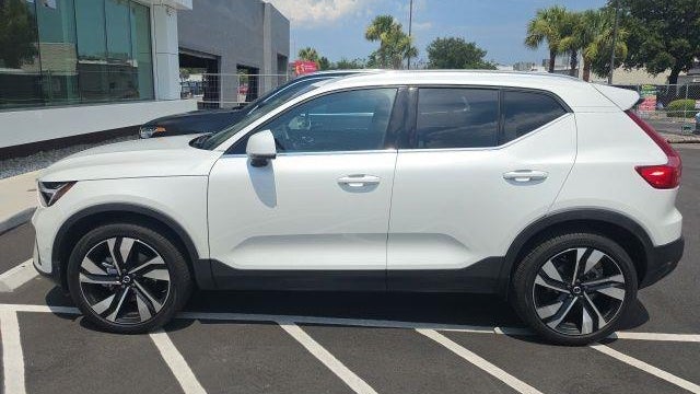 2023 Volvo XC40 B5 Plus Bright Theme
