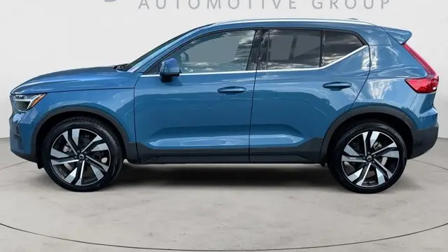 2023 Volvo XC40 B5 Plus Bright Theme