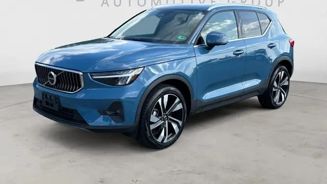2023 Volvo XC40 B5 Plus Bright Theme