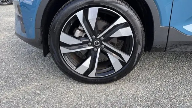 2023 Volvo XC40 B5 Plus Bright Theme