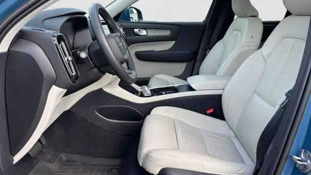 2023 Volvo XC40 B5 Plus Bright Theme