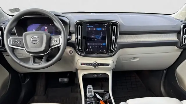 2023 Volvo XC40 B5 Plus Bright Theme