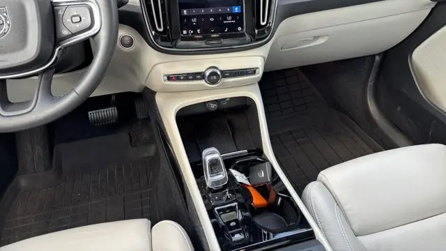 2023 Volvo XC40 B5 Plus Bright Theme