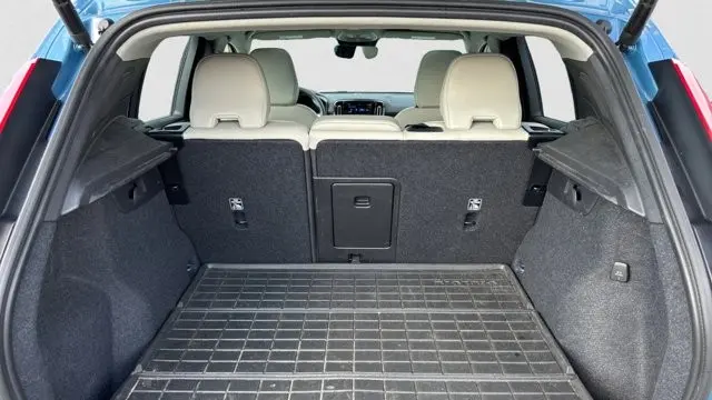 2023 Volvo XC40 B5 Plus Bright Theme