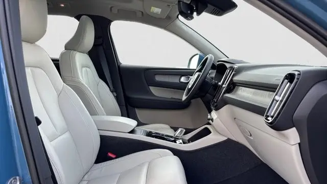 2023 Volvo XC40 B5 Plus Bright Theme