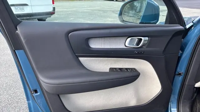 2023 Volvo XC40 B5 Plus Bright Theme