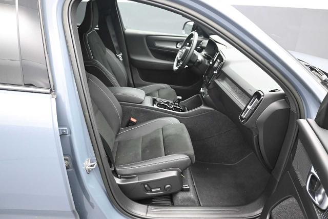 2023 Volvo XC40 - $25,673