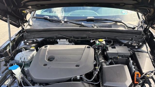 2023 Volvo XC40 B5 Plus Dark Theme