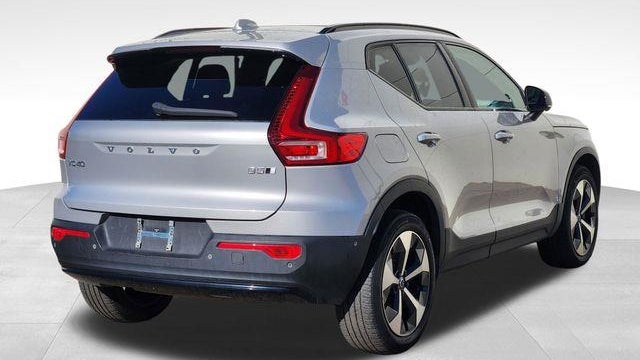 2023 Volvo XC40 B5 Plus Dark Theme