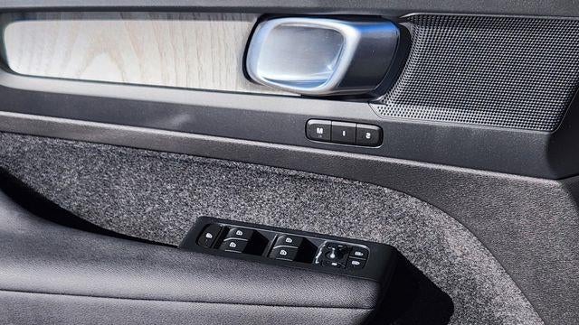 2023 Volvo XC40 B5 Plus Dark Theme