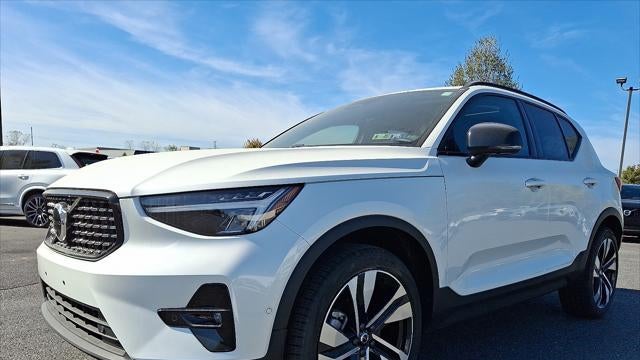 2023 Volvo XC40 B5 Plus Dark Theme
