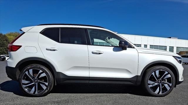 2023 Volvo XC40 B5 Plus Dark Theme