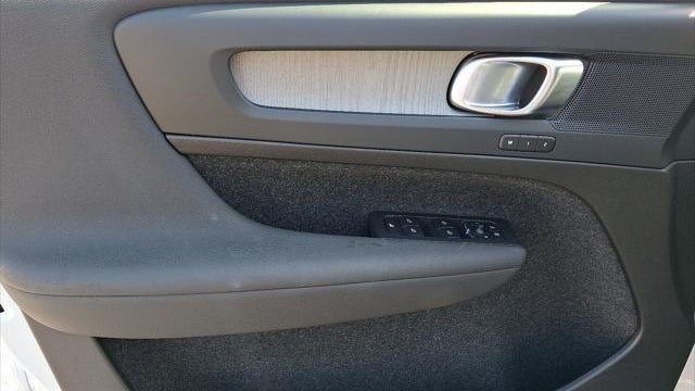 2023 Volvo XC40 B5 Plus Dark Theme