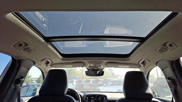 2023 Volvo XC40 B5 Plus Dark Theme
