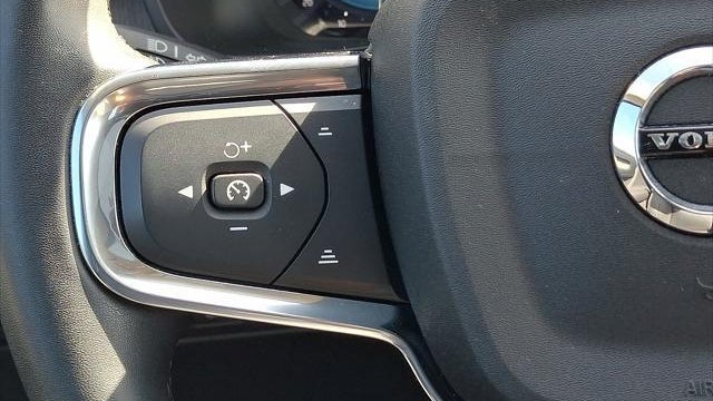 2023 Volvo XC40 B5 Plus Dark Theme