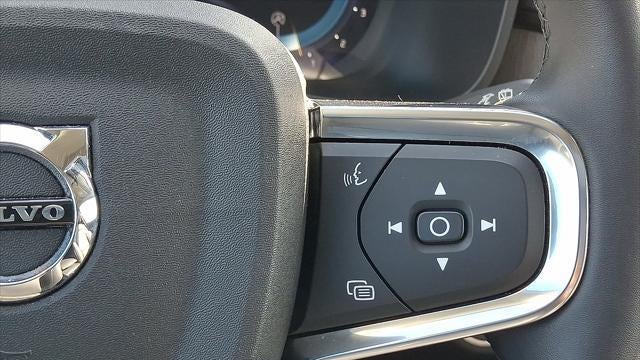 2023 Volvo XC40 B5 Plus Dark Theme