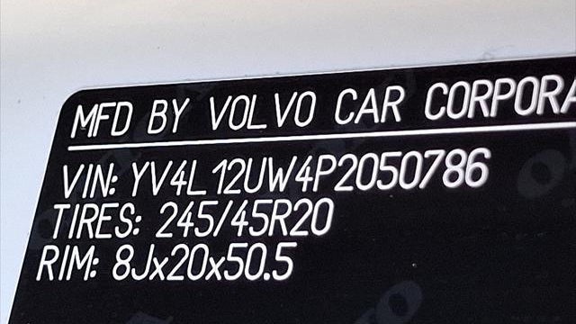 2023 Volvo XC40 B5 Plus Dark Theme
