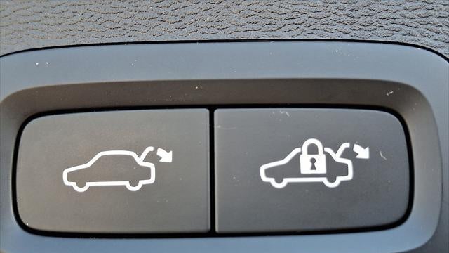 2023 Volvo XC40 B5 Plus Dark Theme