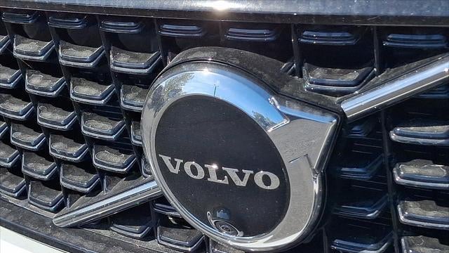 2023 Volvo XC40 B5 Plus Dark Theme