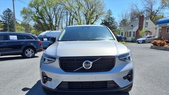 2023 Volvo XC40 B5 Plus Dark Theme