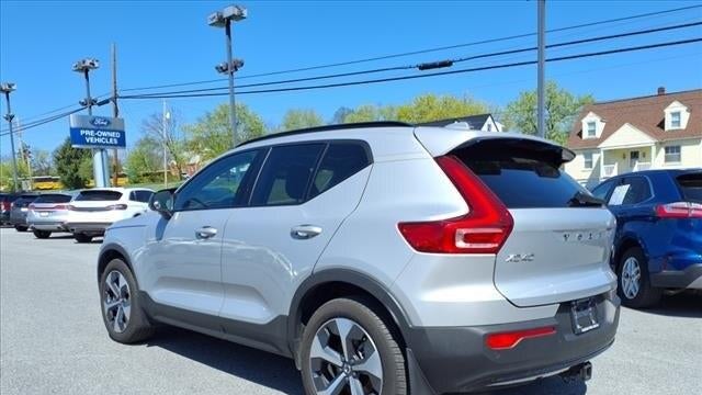 2023 Volvo XC40 B5 Plus Dark Theme