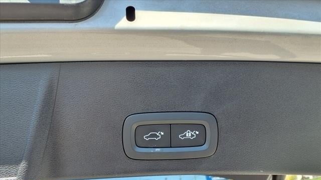 2023 Volvo XC40 B5 Plus Dark Theme