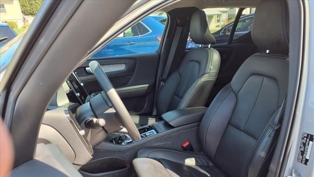2023 Volvo XC40 B5 Plus Dark Theme