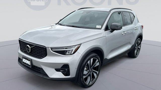 2023 Volvo XC40 B5 Plus Dark Theme
