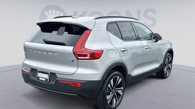 2023 Volvo XC40 B5 Plus Dark Theme