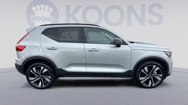 2023 Volvo XC40 B5 Plus Dark Theme