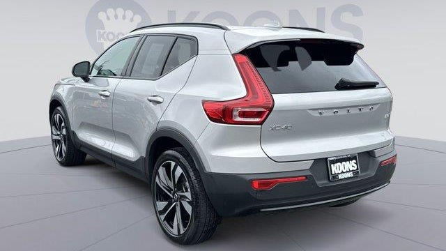 2023 Volvo XC40 B5 Plus Dark Theme