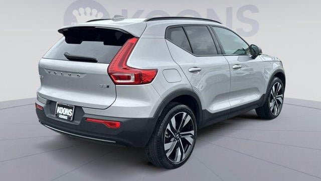 2023 Volvo XC40 B5 Plus Dark Theme
