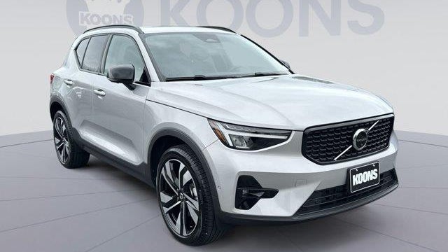 2023 Volvo XC40 B5 Plus Dark Theme