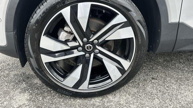 2023 Volvo XC40 B5 Plus Dark Theme