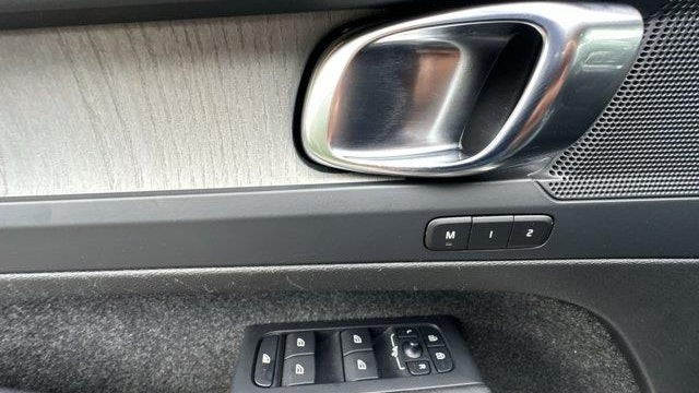 2023 Volvo XC40 B5 Plus Dark Theme