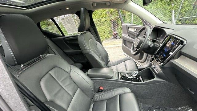 2023 Volvo XC40 B5 Plus Dark Theme