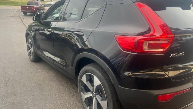 2023 Volvo XC40 B5 Plus Dark Theme