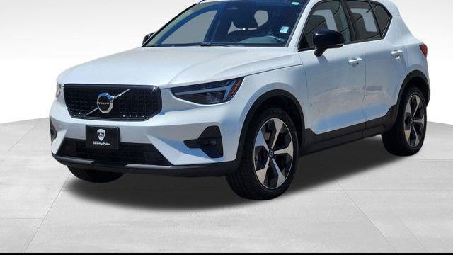 2023 Volvo XC40 B5 Plus Dark Theme