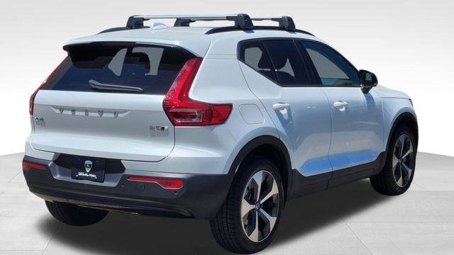 2023 Volvo XC40 B5 Plus Dark Theme