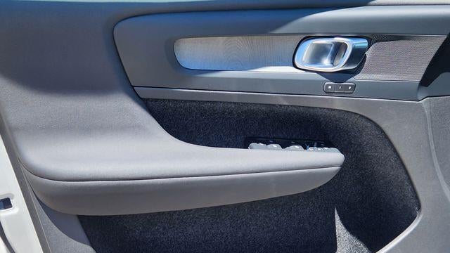 2023 Volvo XC40 B5 Plus Dark Theme