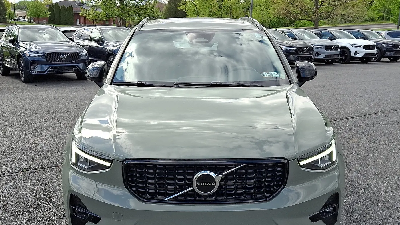 2023 Volvo XC40 B5 Plus Dark Theme