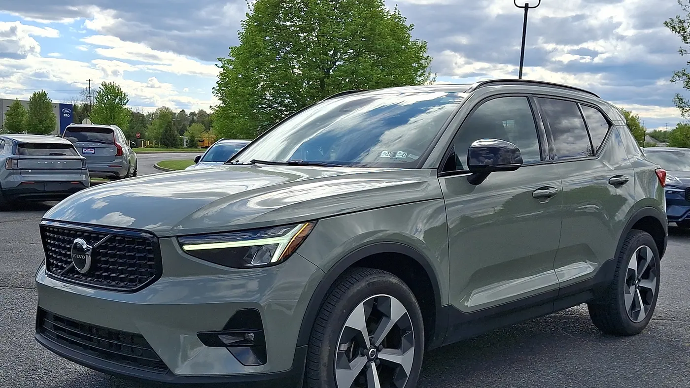 2023 Volvo XC40 B5 Plus Dark Theme