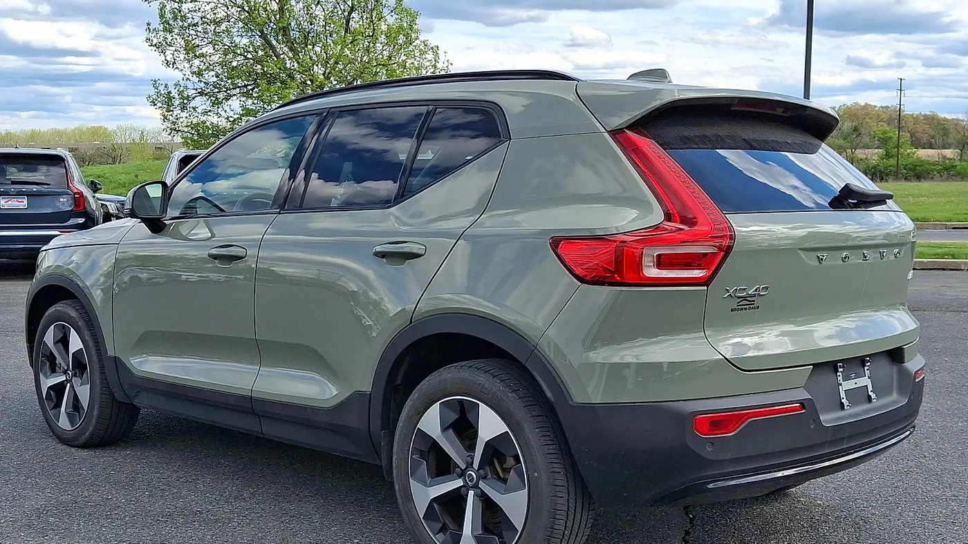 2023 Volvo XC40 B5 Plus Dark Theme