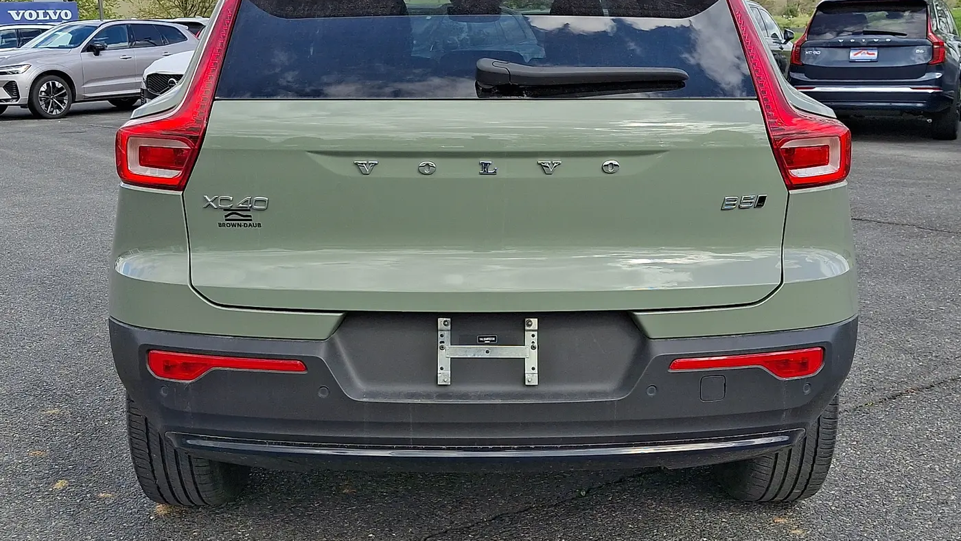 2023 Volvo XC40 B5 Plus Dark Theme