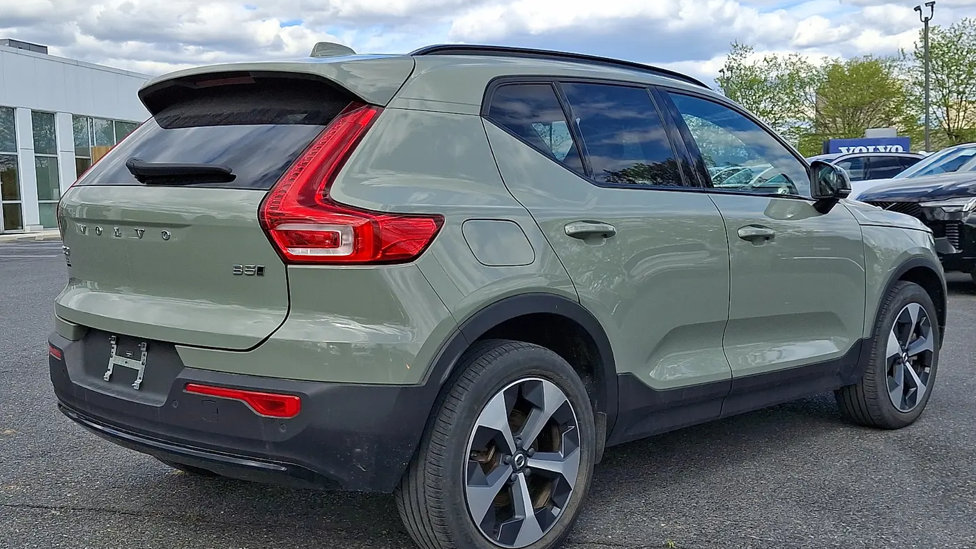 2023 Volvo XC40 B5 Plus Dark Theme