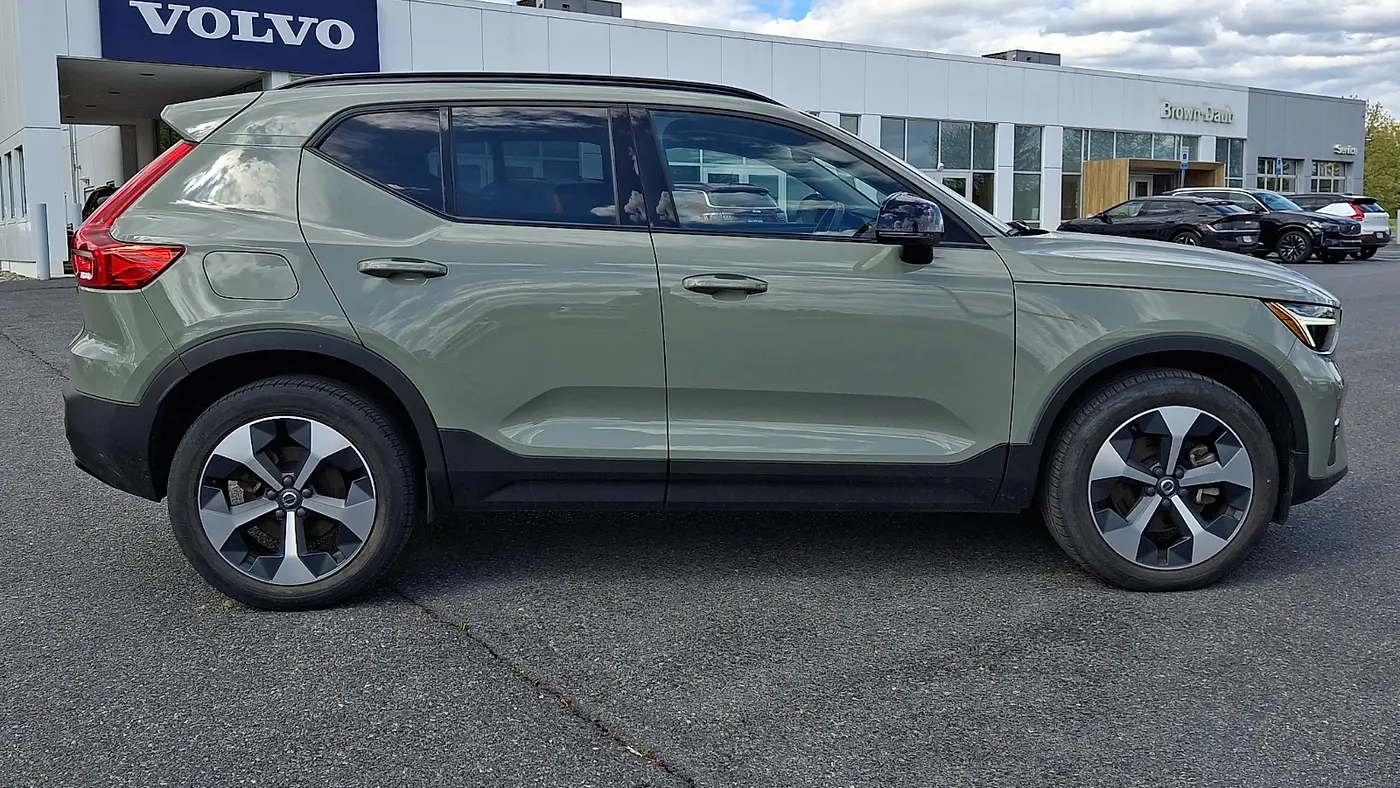 2023 Volvo XC40 B5 Plus Dark Theme