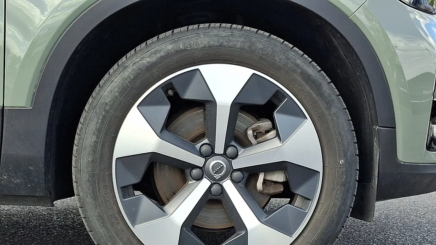 2023 Volvo XC40 B5 Plus Dark Theme